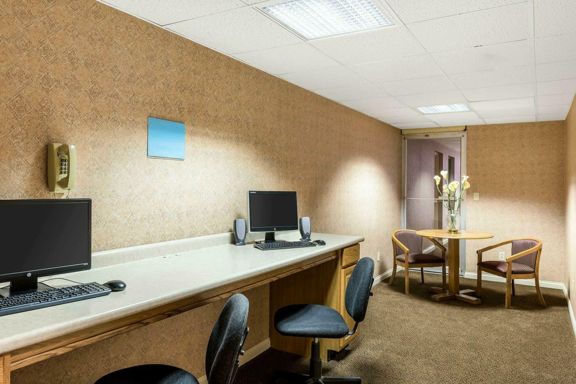 Econo Lodge Inn & Suites Triadelphia - Wheeling Екстер'єр фото