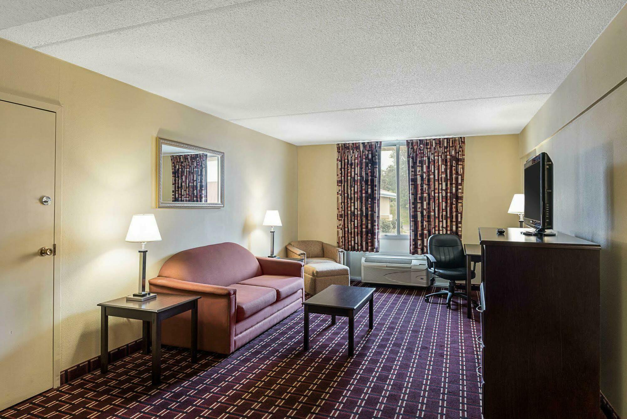 Econo Lodge Inn & Suites Triadelphia - Wheeling Екстер'єр фото