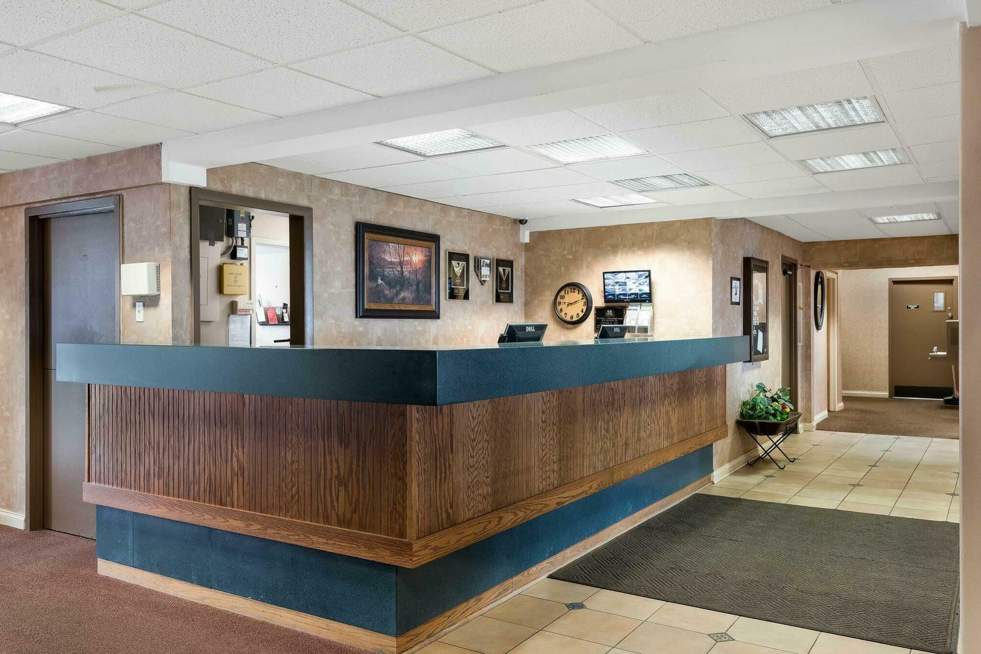Econo Lodge Inn & Suites Triadelphia - Wheeling Екстер'єр фото