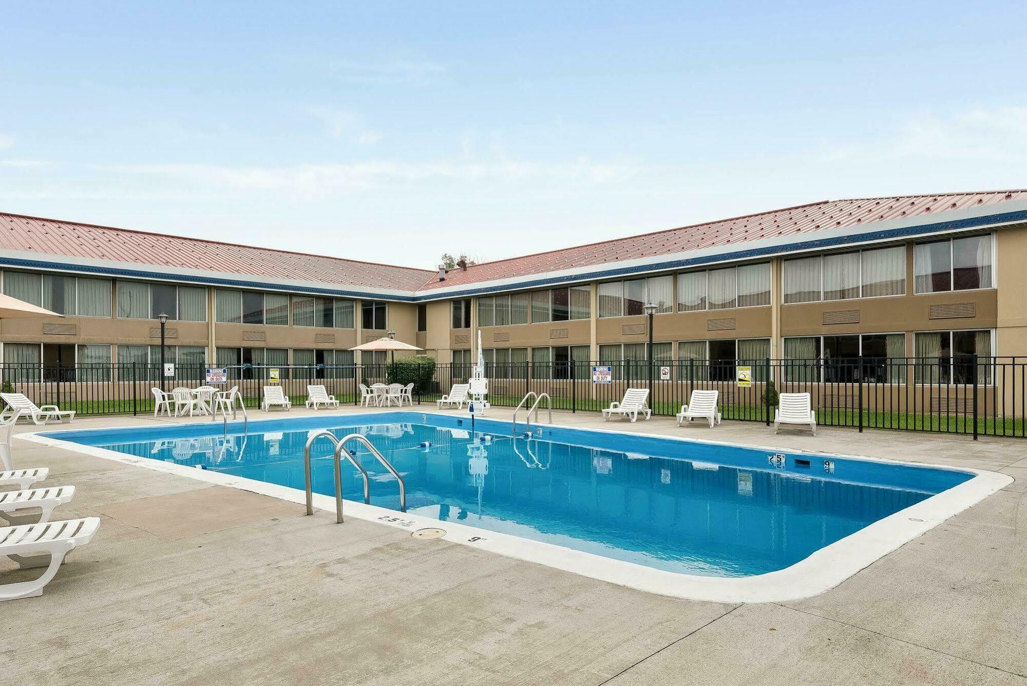 Econo Lodge Inn & Suites Triadelphia - Wheeling Екстер'єр фото