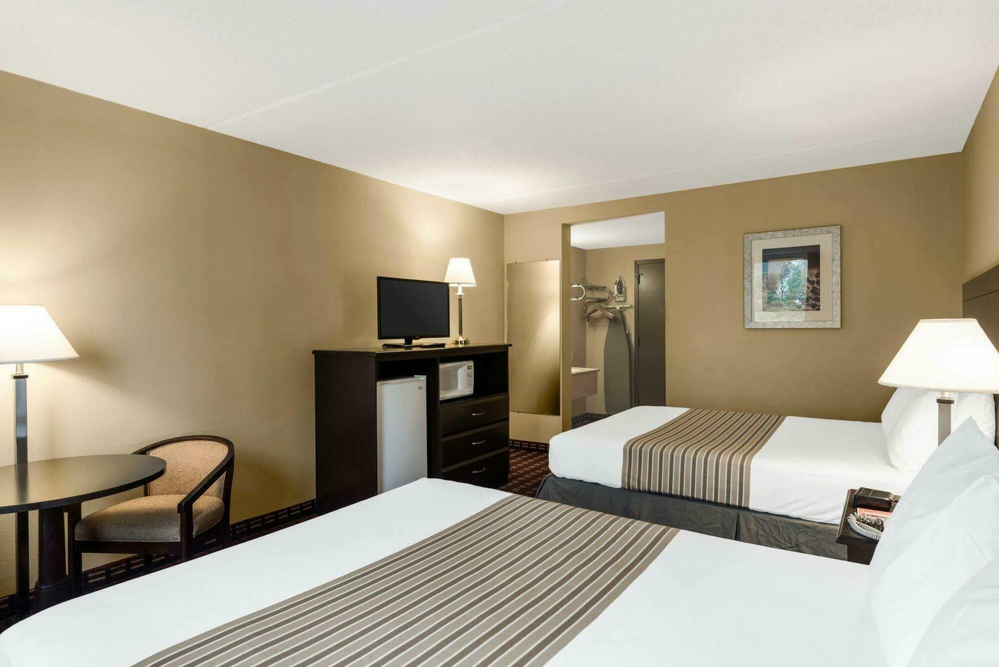 Econo Lodge Inn & Suites Triadelphia - Wheeling Екстер'єр фото